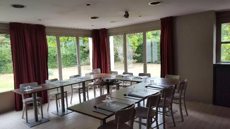 Отель Kyriad Chantilly