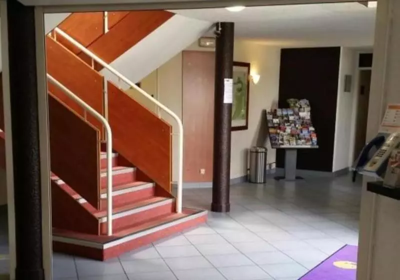 Отель Kyriad Chantilly