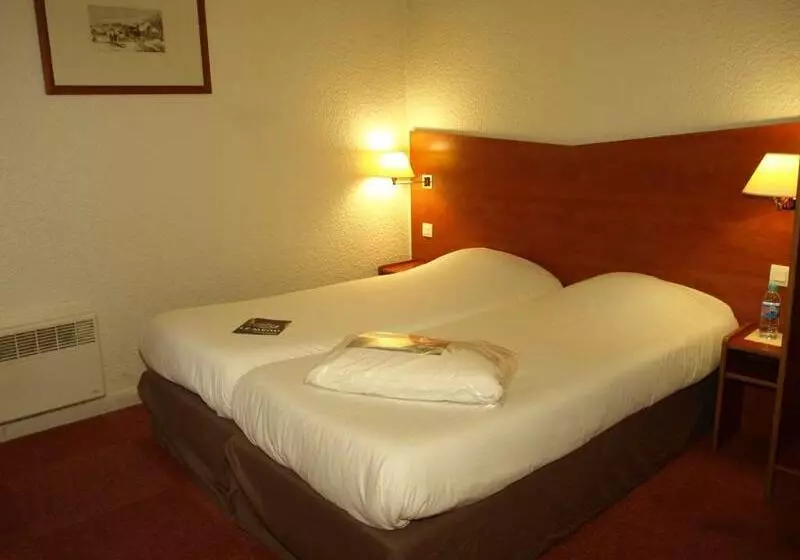 Отель Kyriad Chantilly