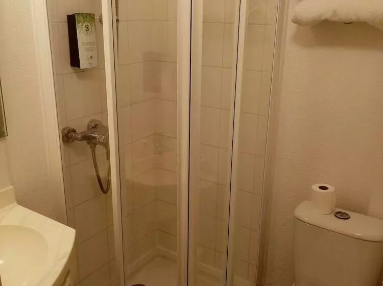 Отель Kyriad Chantilly