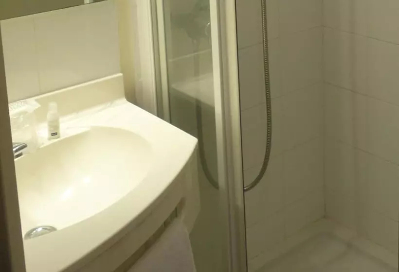 Отель Kyriad Chantilly