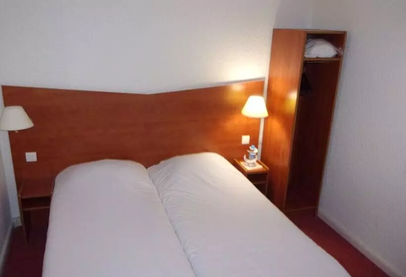 Отель Kyriad Chantilly