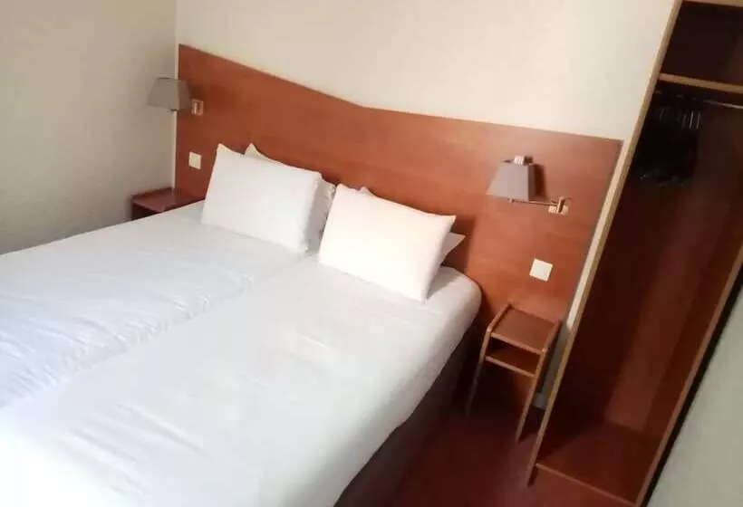 Отель Kyriad Chantilly