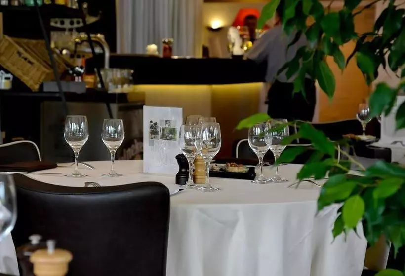 Отель Kyriad Orleans Ouest