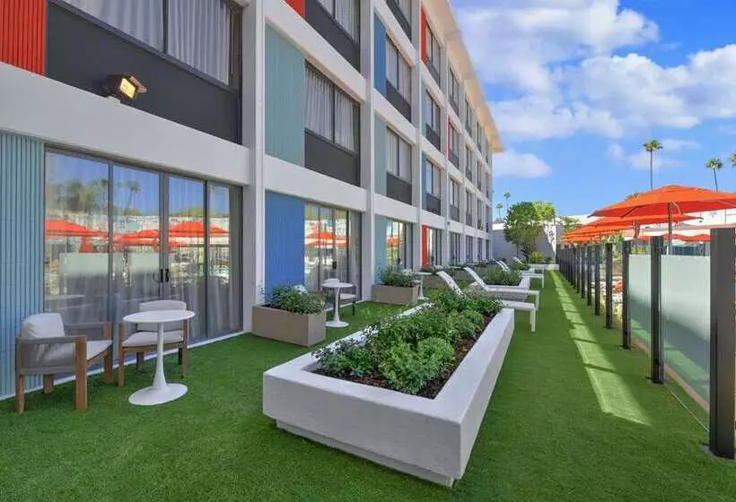 בית מלון כפרי The Beverly Hilton