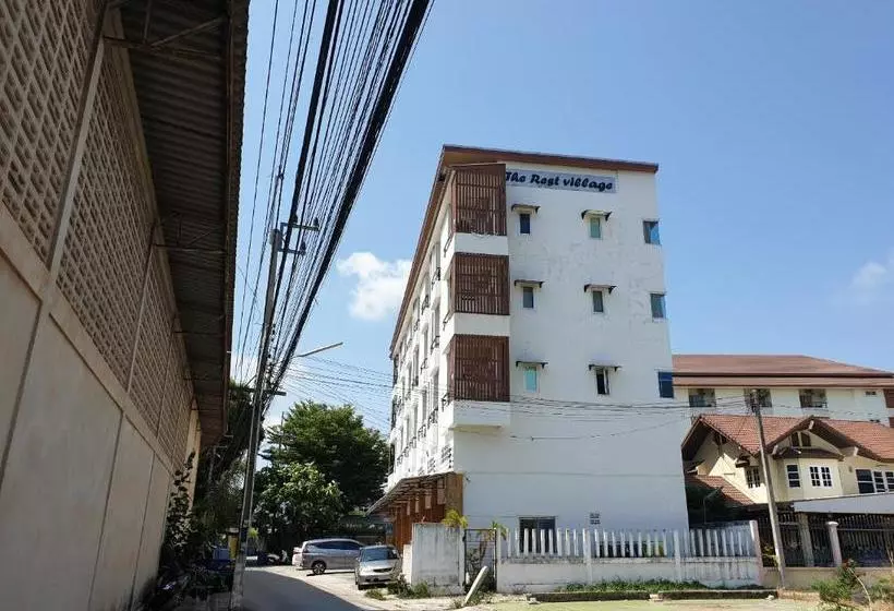 هتل Oyo 974 The Rest Village Apartment