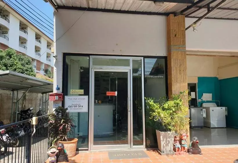 هتل Oyo 974 The Rest Village Apartment