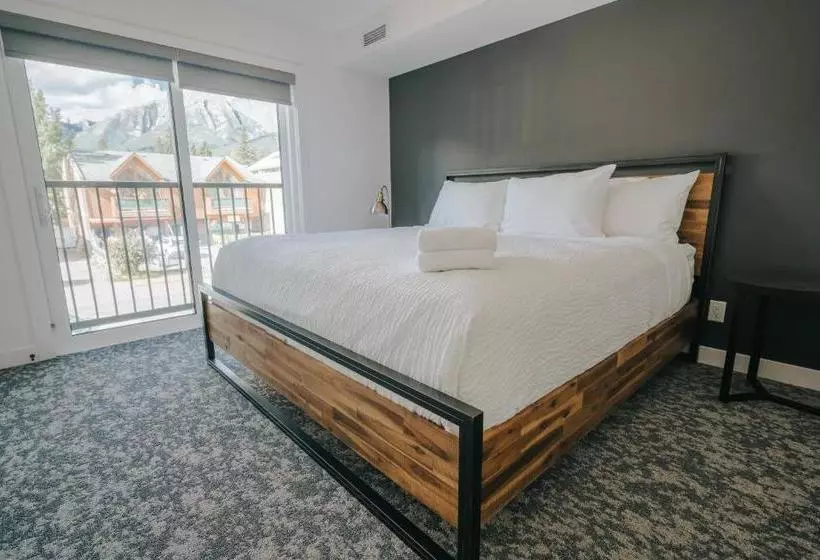 هتل Basecamp Suites Canmore