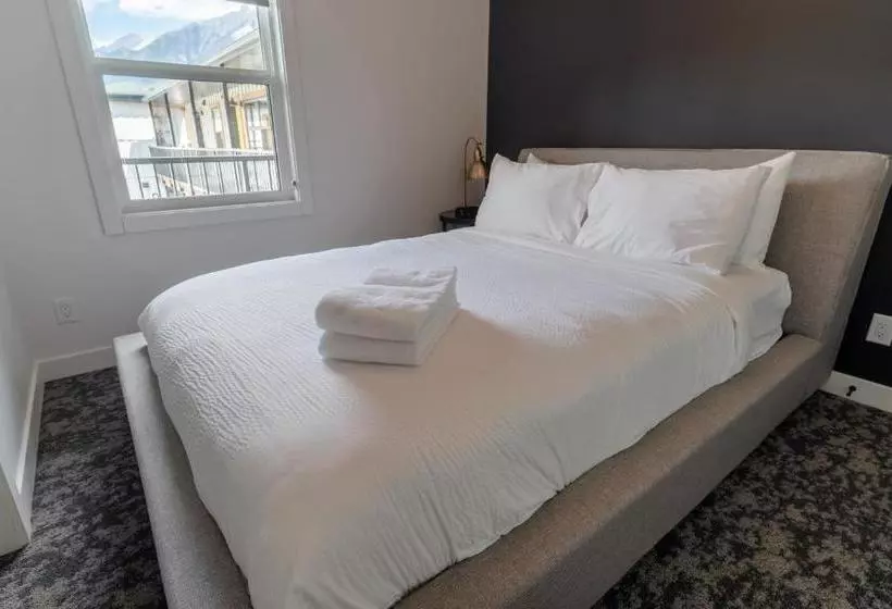 هتل Basecamp Suites Canmore