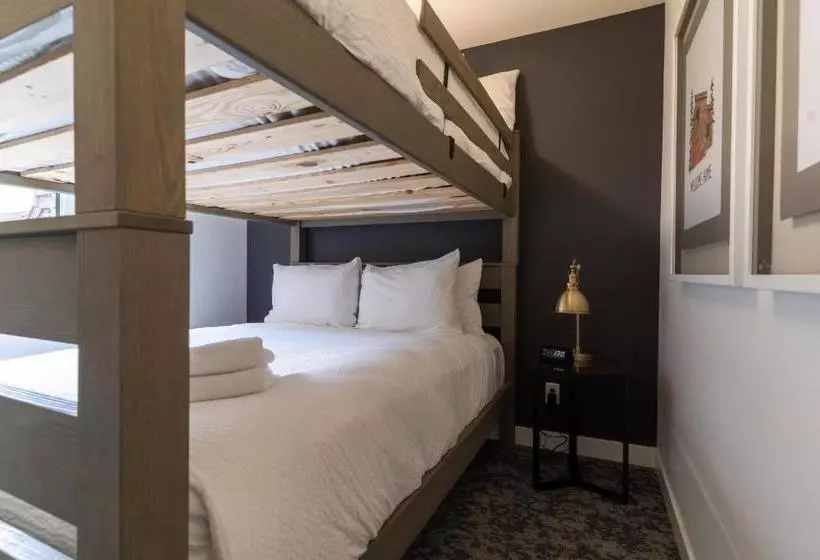 هتل Basecamp Suites Canmore