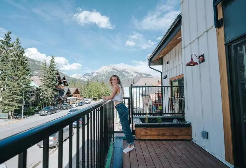 هتل Basecamp Suites Canmore
