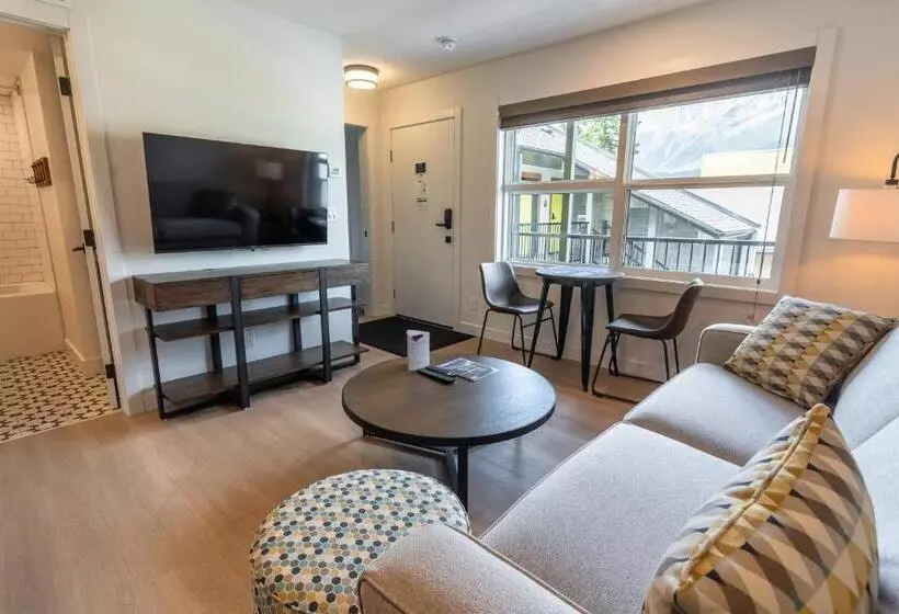 هتل Basecamp Suites Canmore
