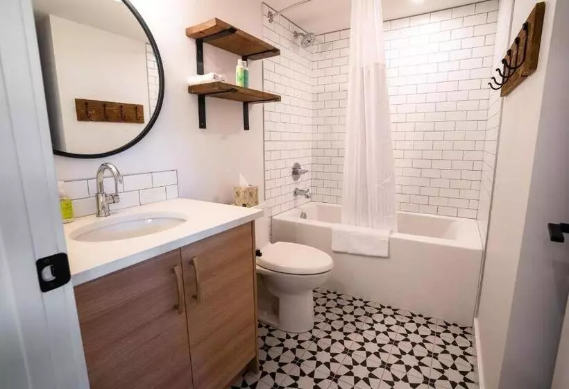 هتل Basecamp Suites Canmore