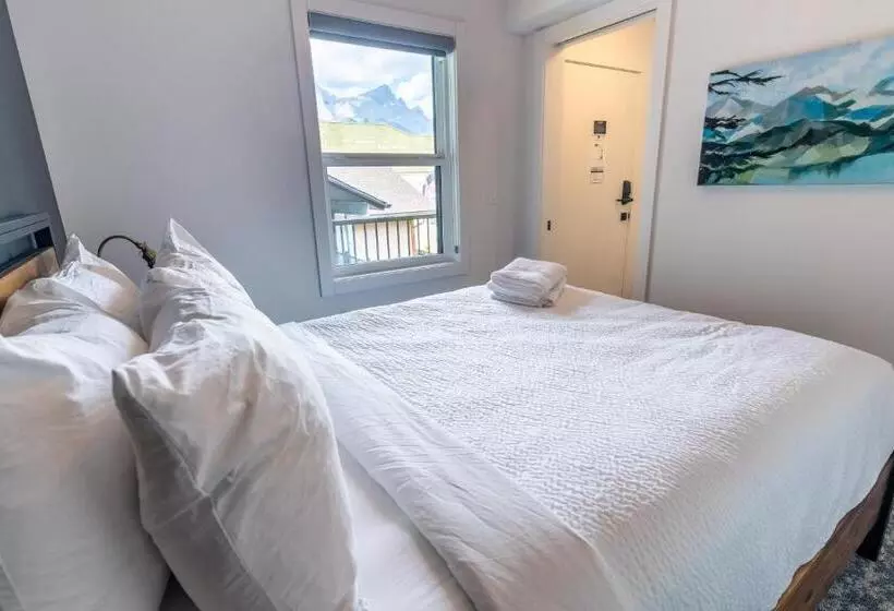 هتل Basecamp Suites Canmore