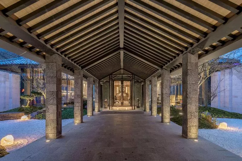 Hotelli Howard Johnson Huashuiwan Hot Springs Resort Chengdu