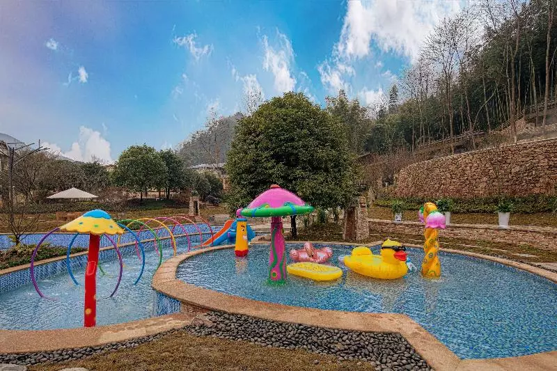 Hotelli Howard Johnson Huashuiwan Hot Springs Resort Chengdu