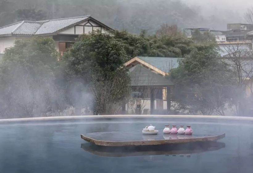Hotelli Howard Johnson Huashuiwan Hot Springs Resort Chengdu