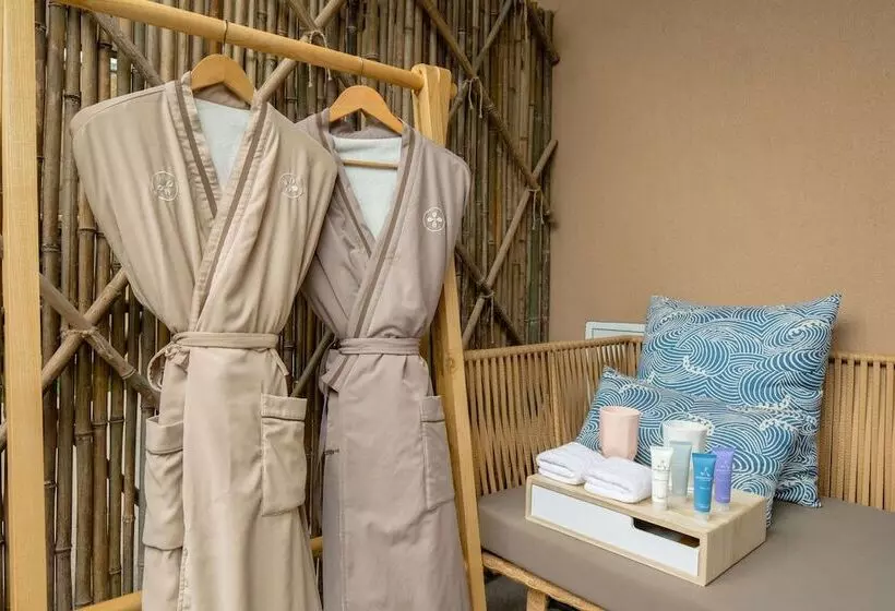 Hotelli Howard Johnson Huashuiwan Hot Springs Resort Chengdu