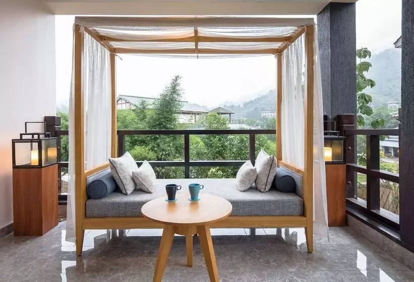 Hotelli Howard Johnson Huashuiwan Hot Springs Resort Chengdu