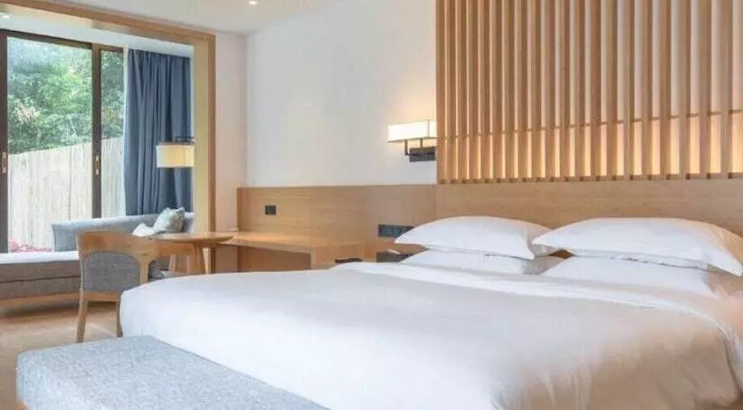 Hotelli Howard Johnson Huashuiwan Hot Springs Resort Chengdu