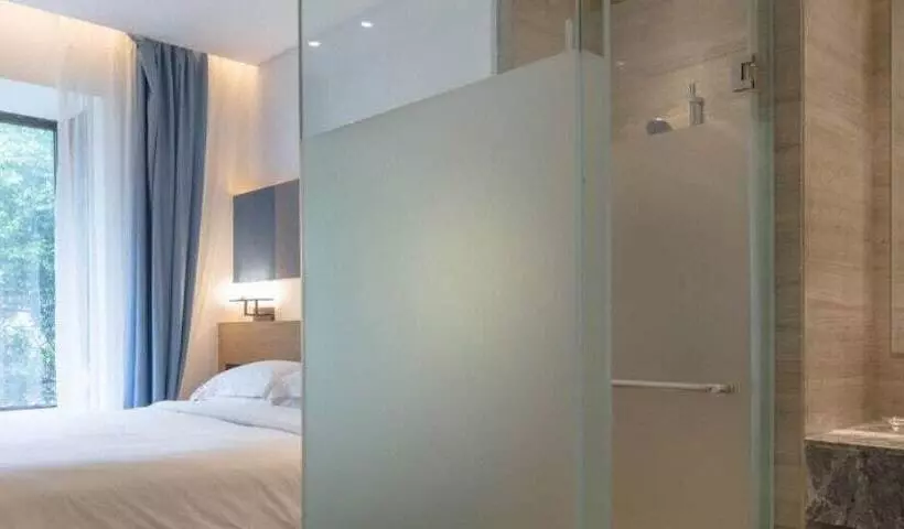 Hotelli Howard Johnson Huashuiwan Hot Springs Resort Chengdu