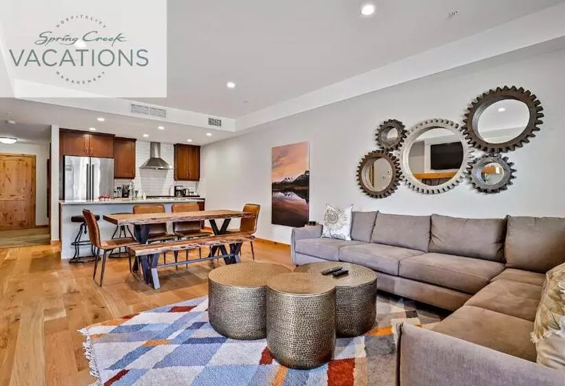 Hotelli White Spruce Lodge By Spring Creek Vacations