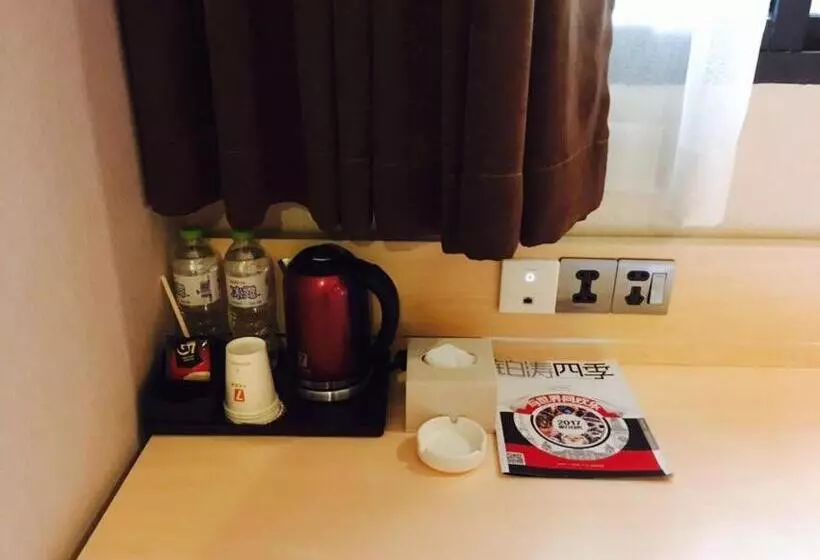 هتل 7days Premium Chongqing Airport Light Rail Huixing Station Branch