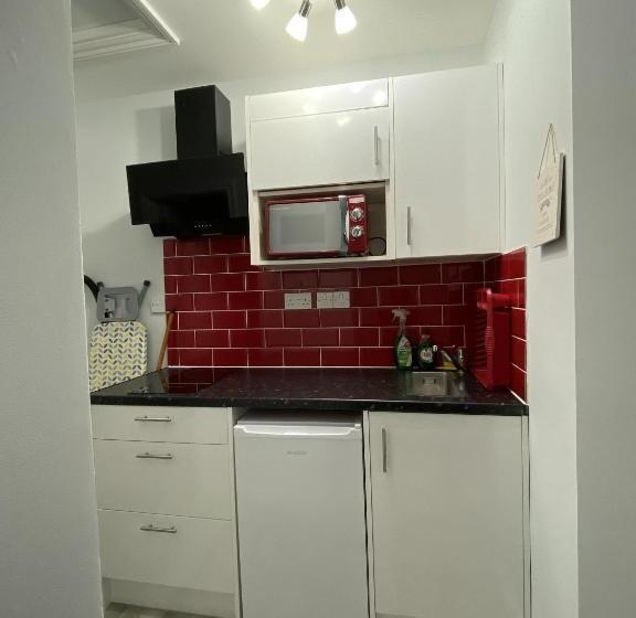 فندق صغير Comfortable   Cosy   Budget Studios In City Center