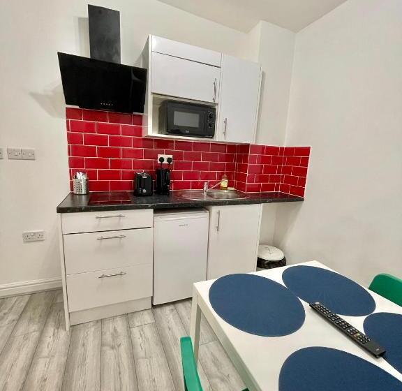 فندق صغير Comfortable   Cosy   Budget Studios In City Center