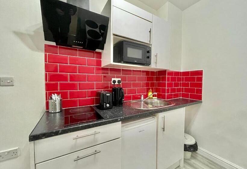 فندق صغير Comfortable   Cosy   Budget Studios In City Center