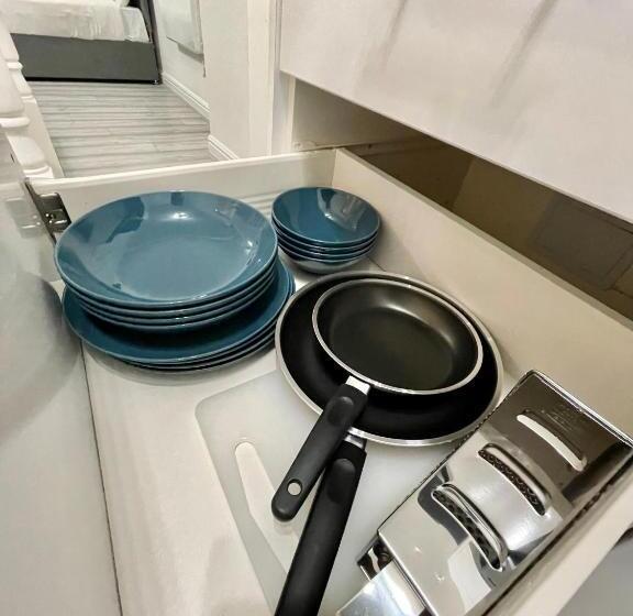 فندق صغير Comfortable   Cosy   Budget Studios In City Center