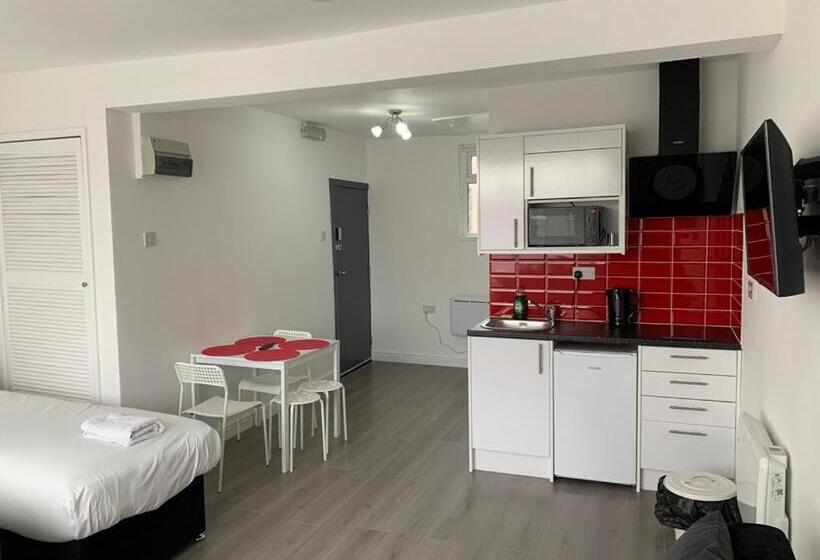 فندق صغير Comfortable   Cosy   Budget Studios In City Center