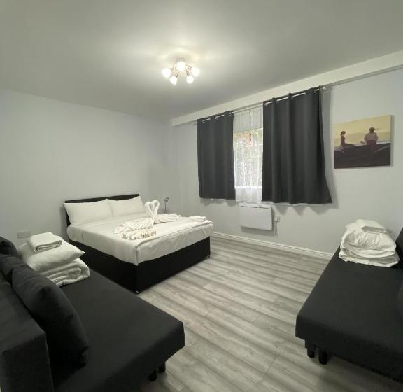 فندق صغير Comfortable   Cosy   Budget Studios In City Center