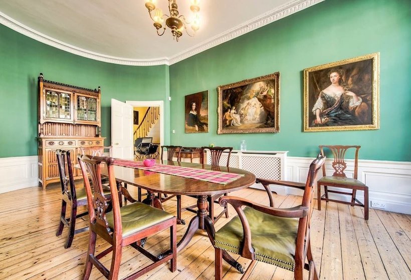 Historic City Centre Georgian Townhouse: Free Parking & Garden