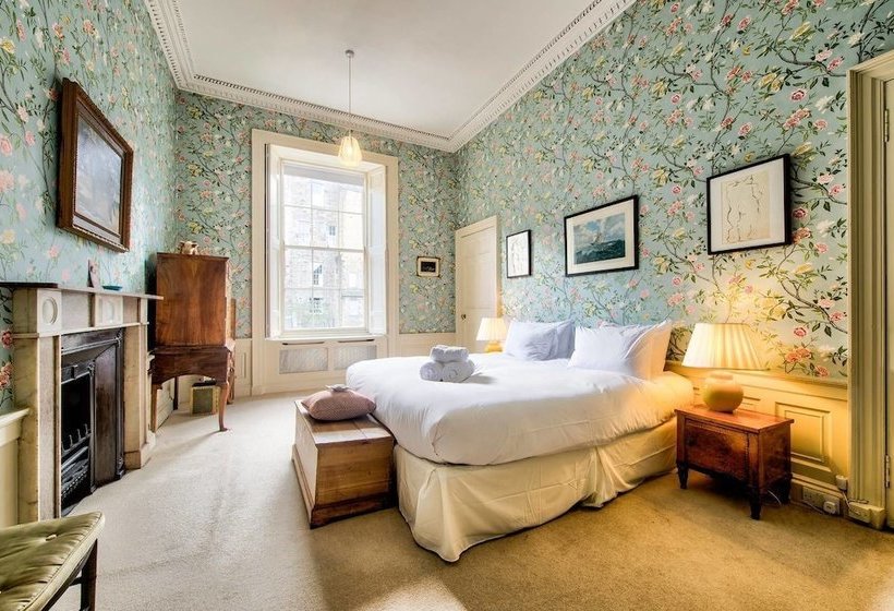 Historic City Centre Georgian Townhouse: Free Parking & Garden