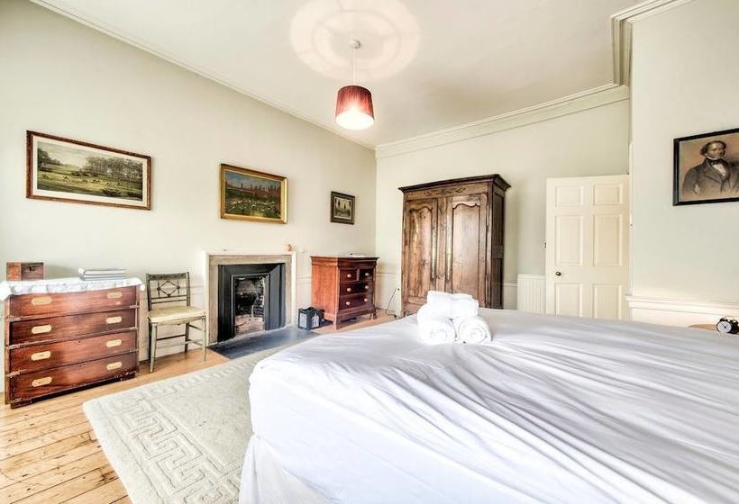 Historic City Centre Georgian Townhouse: Free Parking & Garden