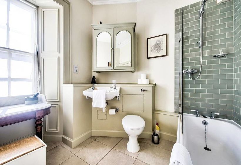 Historic City Centre Georgian Townhouse: Free Parking & Garden
