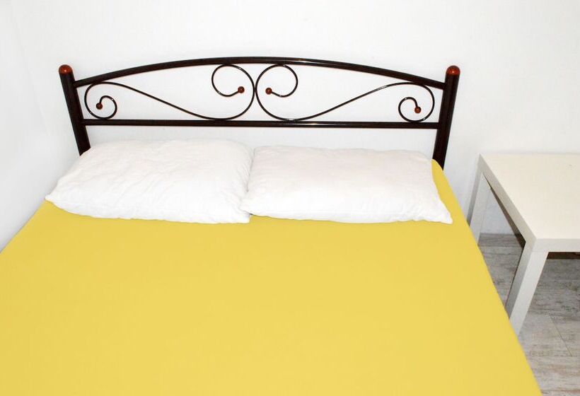 Hostel Train Station