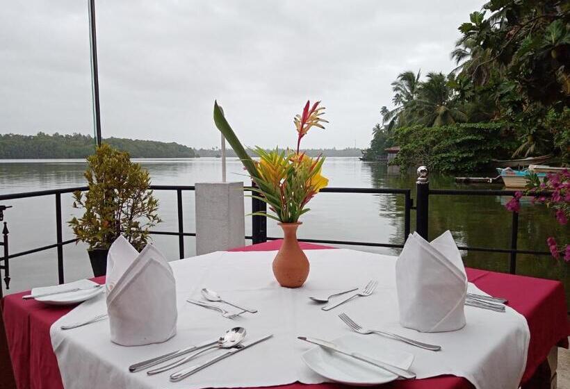ホテル Villa Bentota River View