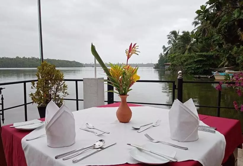 هتل Villa Bentota River View
