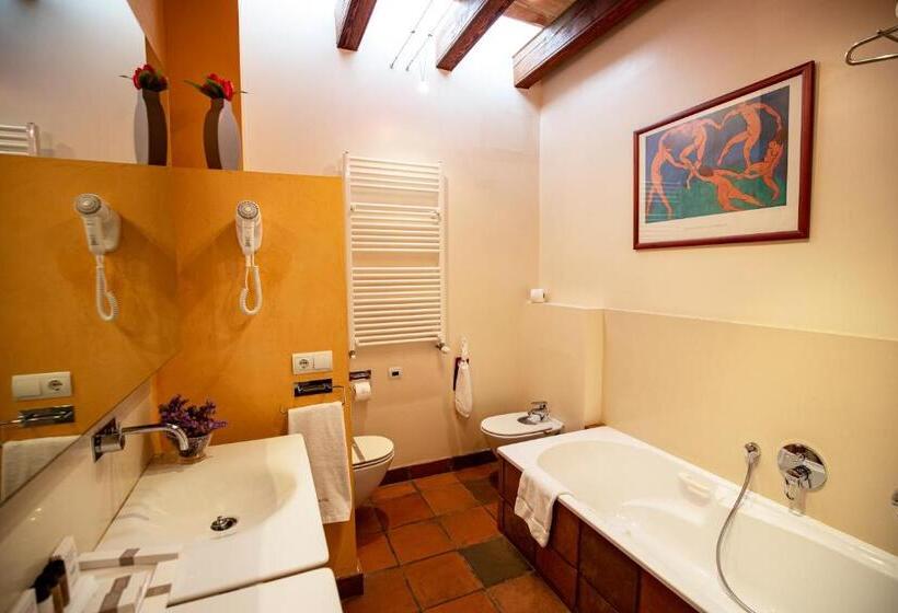 هتل روستایی Tancat De Codorniu