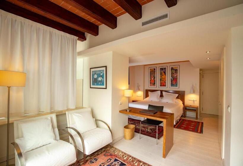 هتل روستایی Tancat De Codorniu