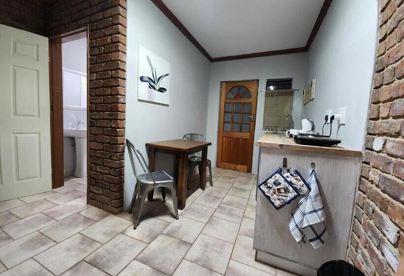 Пансион Flamboyant Guesthouse