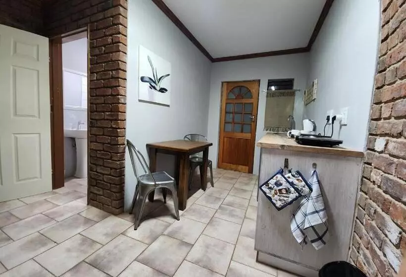 Majatalo Flamboyant Guesthouse
