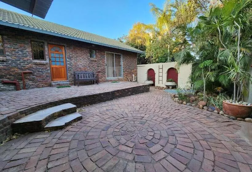 Majatalo Flamboyant Guesthouse