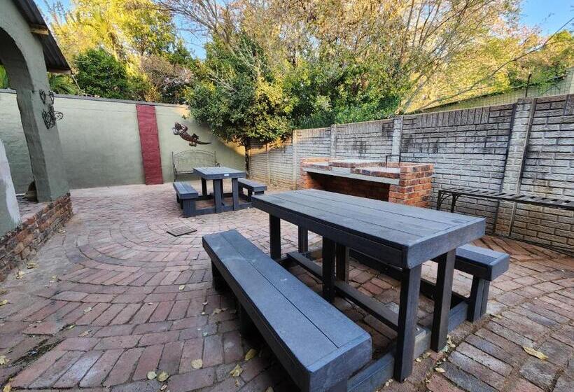 Пансион Flamboyant Guesthouse