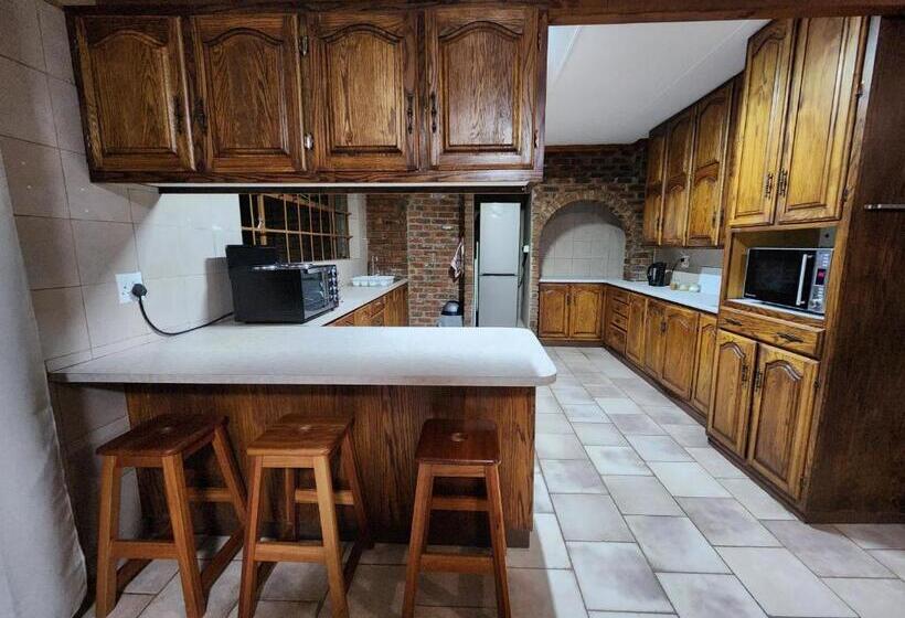 Пансион Flamboyant Guesthouse