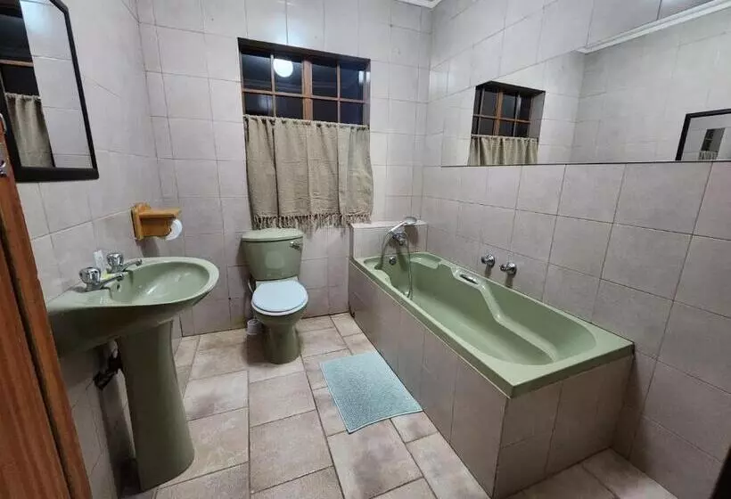 Majatalo Flamboyant Guesthouse