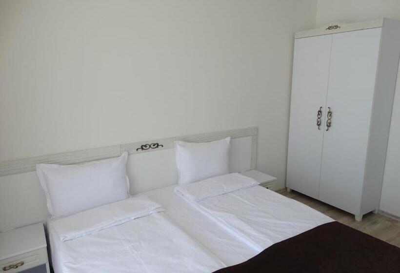 בית מלון כפרי The Step Family