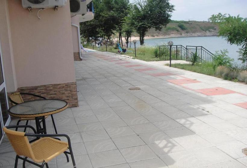 펜션 Villa Lazuren Bryag 2